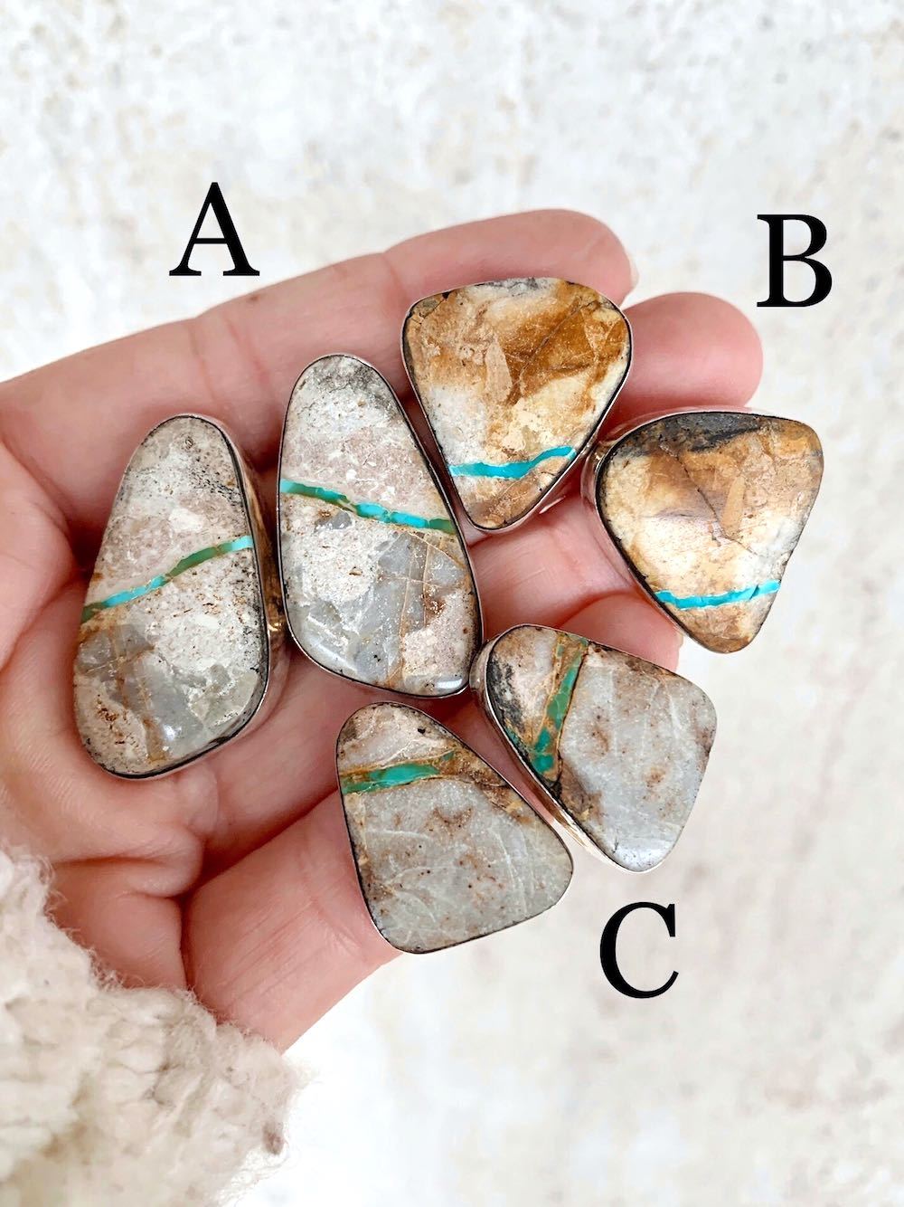 RIBBON ROCK STUD EARRINGS